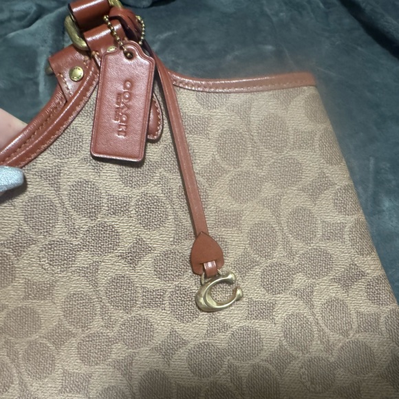 Coach Day Tote in signature canvas with removable zip pouch - Picture 4 of 11